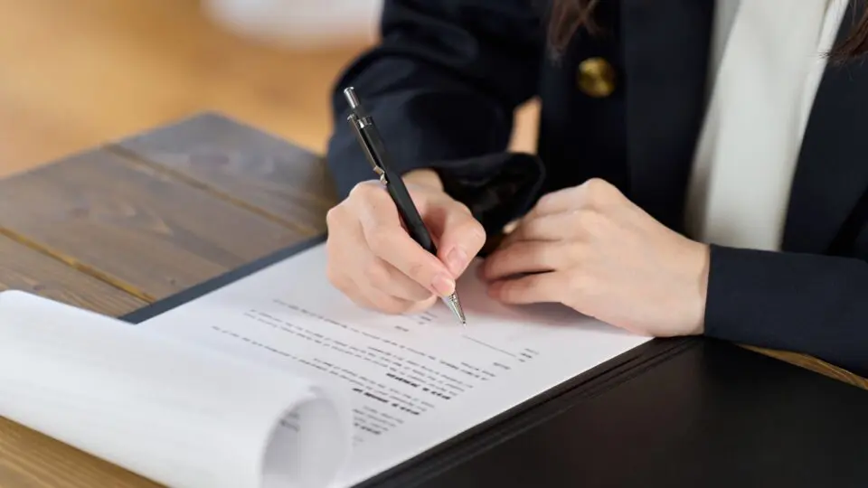 A implementação da Reforma Tributária (que substitui PIS, Cofins, ICMS e IPI por CBS e IBS) exige a revisão imediata de contratos empresariais e a renegociação de cláusulas. Empresas buscam garantir o reequilíbrio econômico dos acordos e evitar litígios futuros.