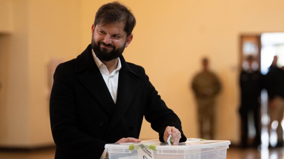 Boric vota pela última vez como presidente e pede que chilenos defendam a democracia