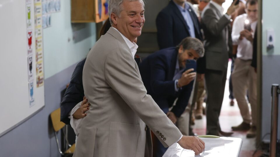 Candidatos votam no segundo turno da eleição para presidente no Chile