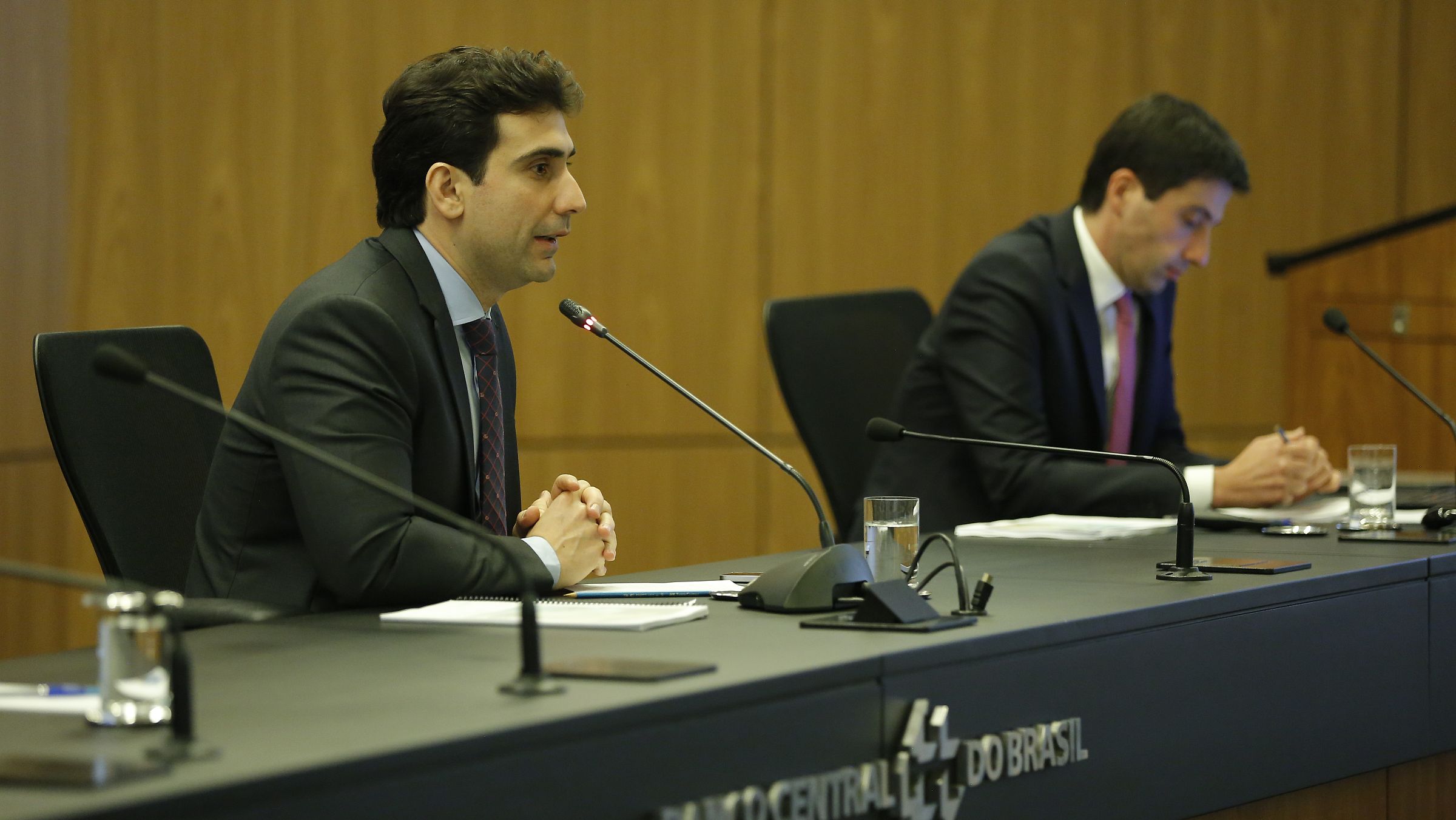 O presidente do Banco Central, Gabriel Galípolo (à esquerda), e o diretor de Política Econômica, Diogo Abry Guillen (à direita), durante evento em setembro de 2025.