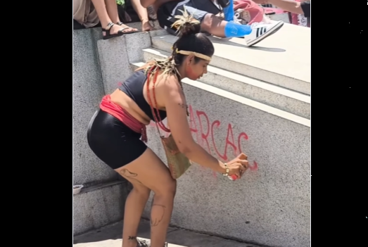 Manifestante de esquerda foi presa após pichar monumento na Praça da Estação, em Minas Gerais