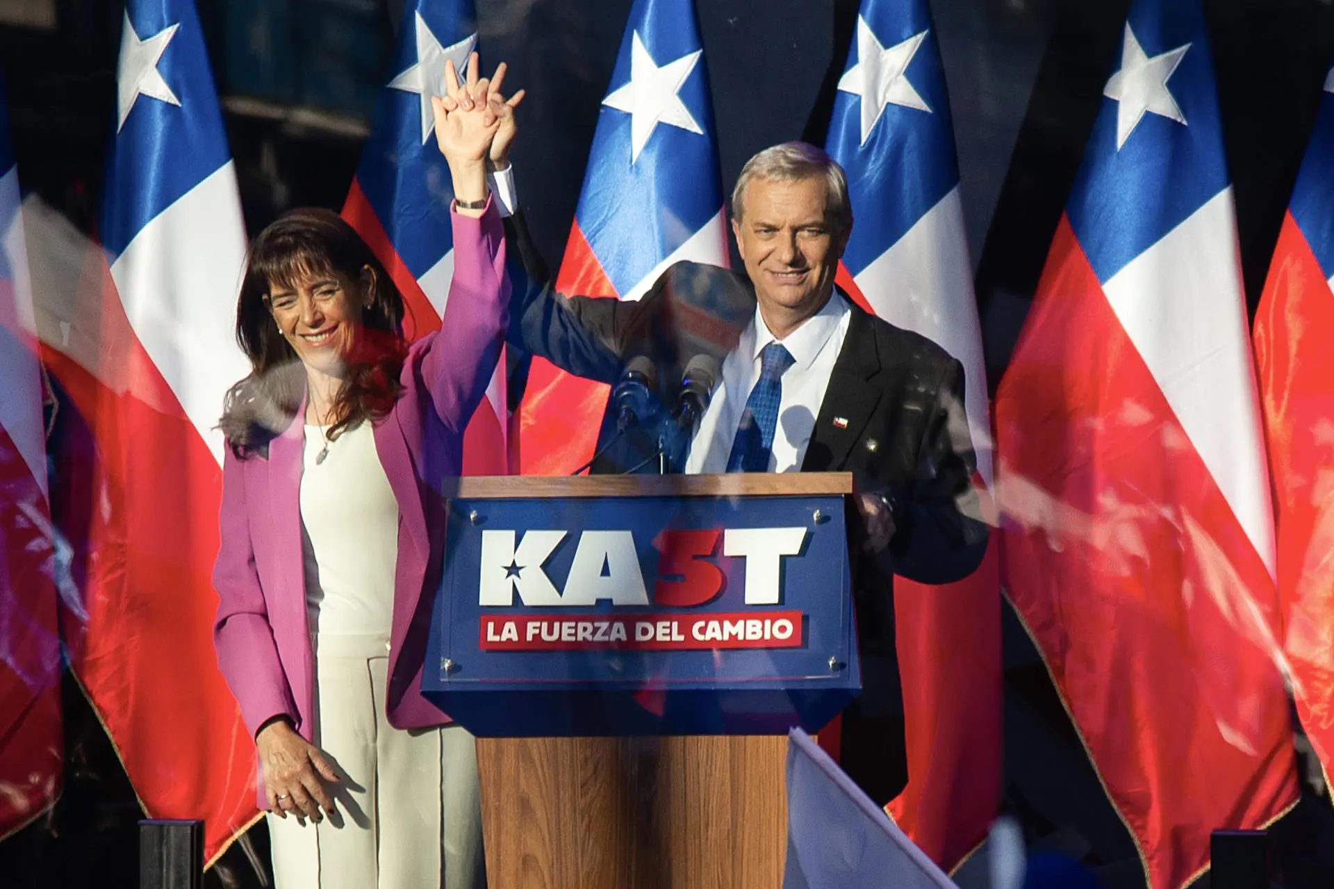 José Antonio Kast, saúda apoiadores junto com a esposa María Pía Adriasola, ao final da campanha presidencial