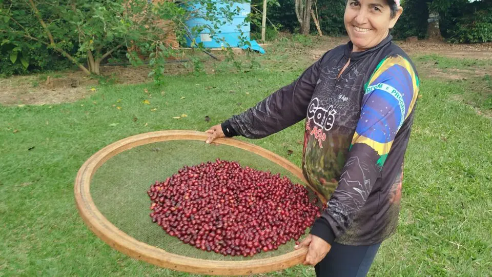 De Pinhalão para todo o Paraná, a produtora celebra o sabor único do café especial que cultiva.