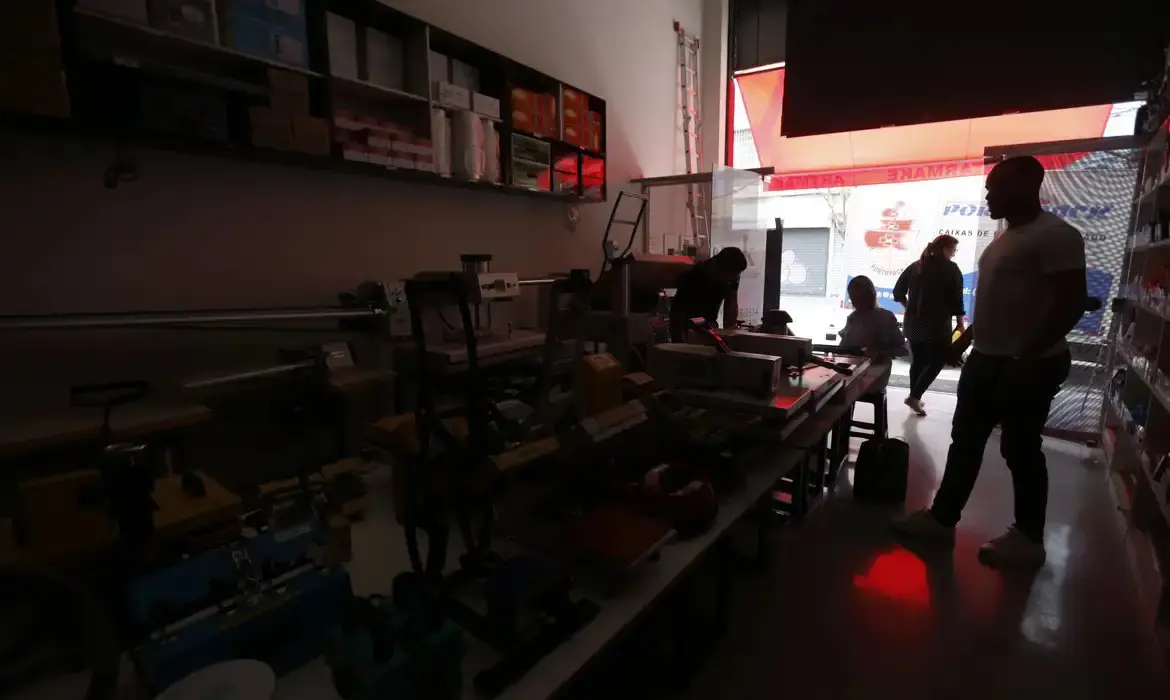 Estabelecimento no Bom Retiro (São Paulo-SP) sem luz.