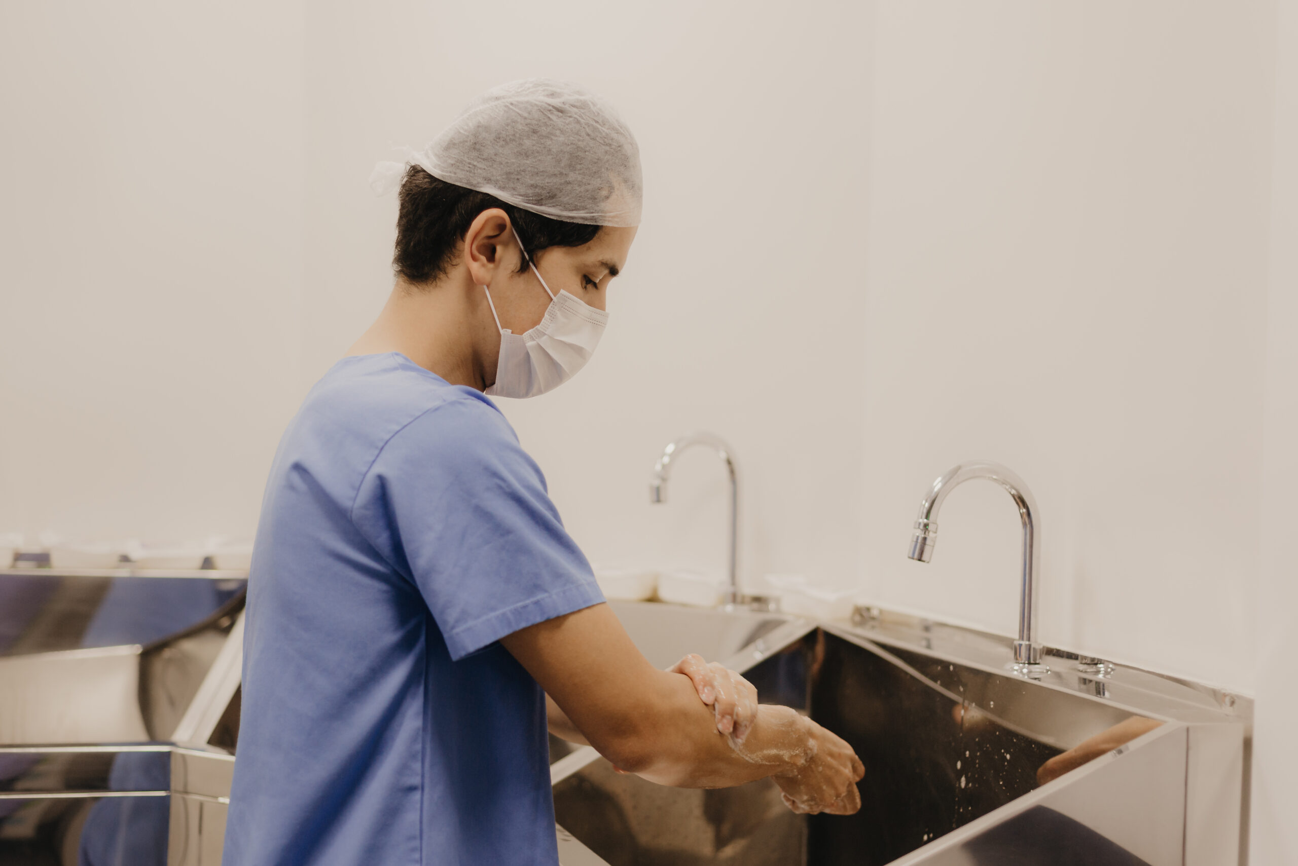 Dr. Thiago Hota, referência mundial em HoLEP, levando a cirurgia de próstata a laser a centros de excelência na África do Sul.