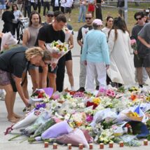 Australianos deixam flores no local onde atiradores mataram 15 pessoas em ataque a celebração judaica. Imagem referente a matéria