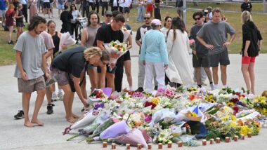 Australianos deixam flores no local onde atiradores mataram 15 pessoas em ataque a celebração judaica.