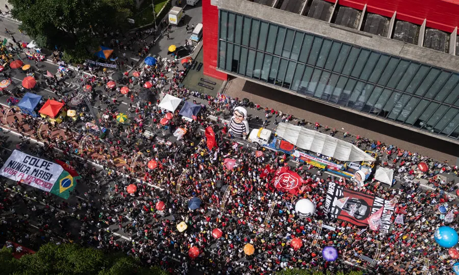 Manifestação da esquerda contra o PL da dosimetria na avenida paulista reuniu 13,7 mil pessoas, segundo a USP.