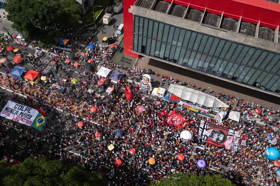 Manifestação da esquerda contra o PL da dosimetria na avenida paulista reuniu 13,7 mil pessoas, segundo a USP.