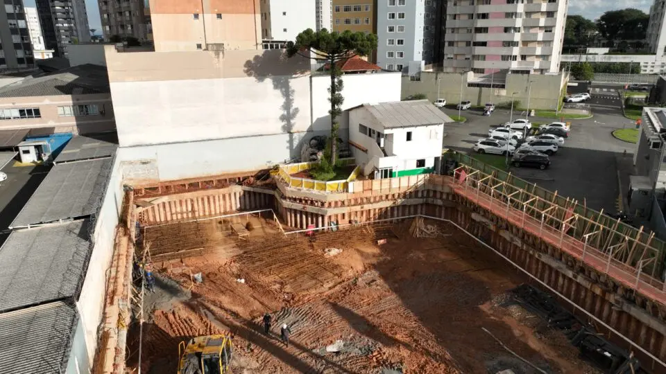 Integrada ao desenho do residencial, a Araucária transforma o terreno em refúgio urbano no coração de Curitiba.