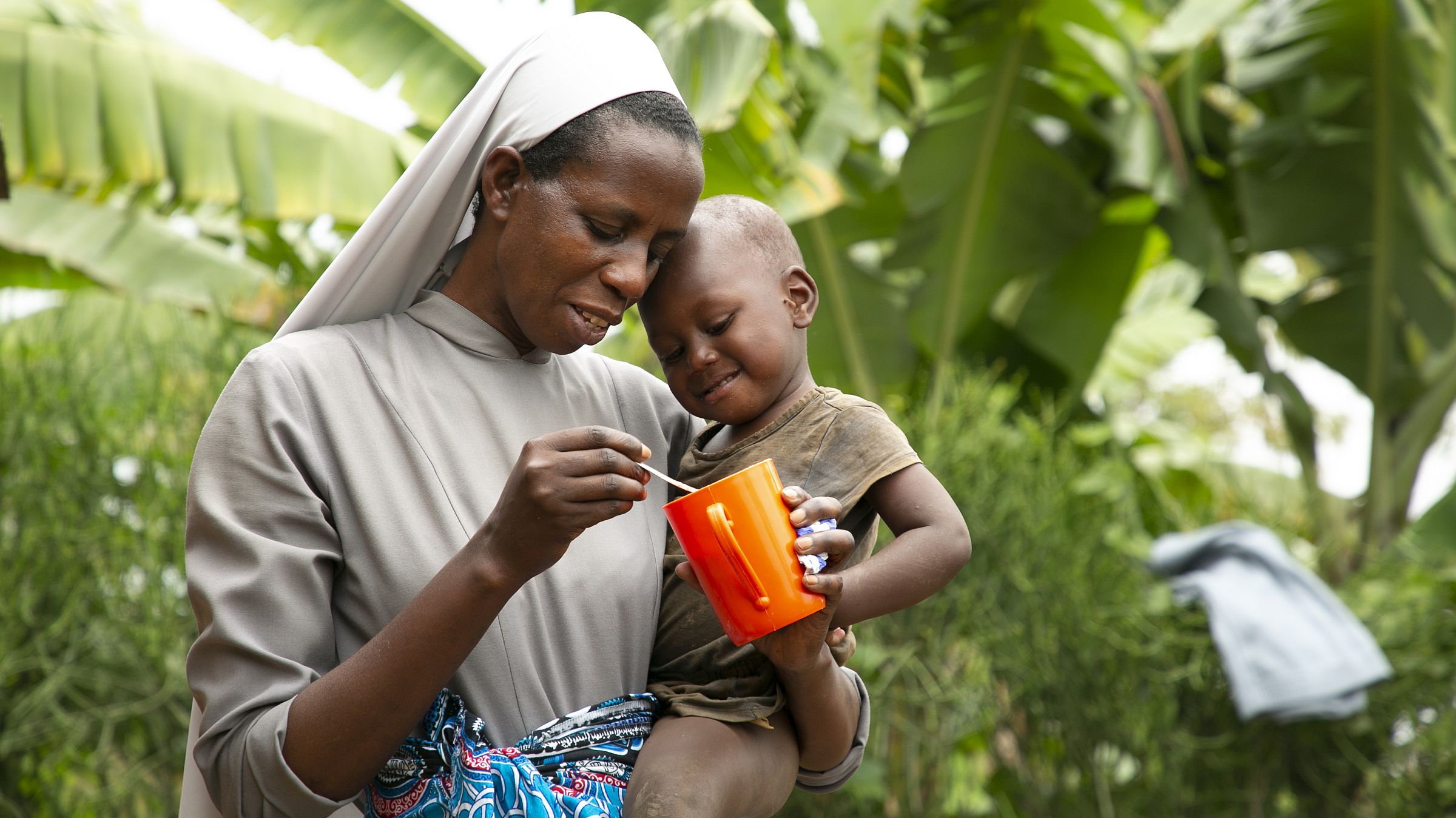 Freira e criança atendidas pela Ajuda à Igreja que Sofre em Ruanda: continente africano sofre com extrema pobreza e aumento do terrorismo islâmico.