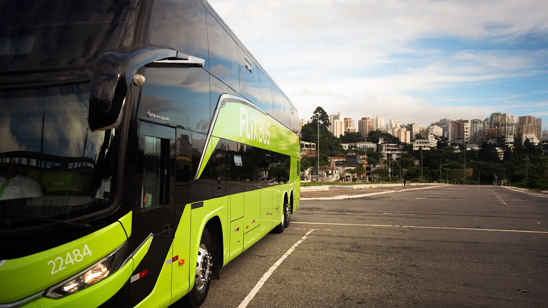 Ônibus da frota própria da Flixbus, pronto para entrar em ação no período promocional da empresa