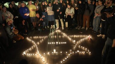 Pessoas homenageando as vítimas do ataque antissemita na Austrália. Imagem referente a matéria