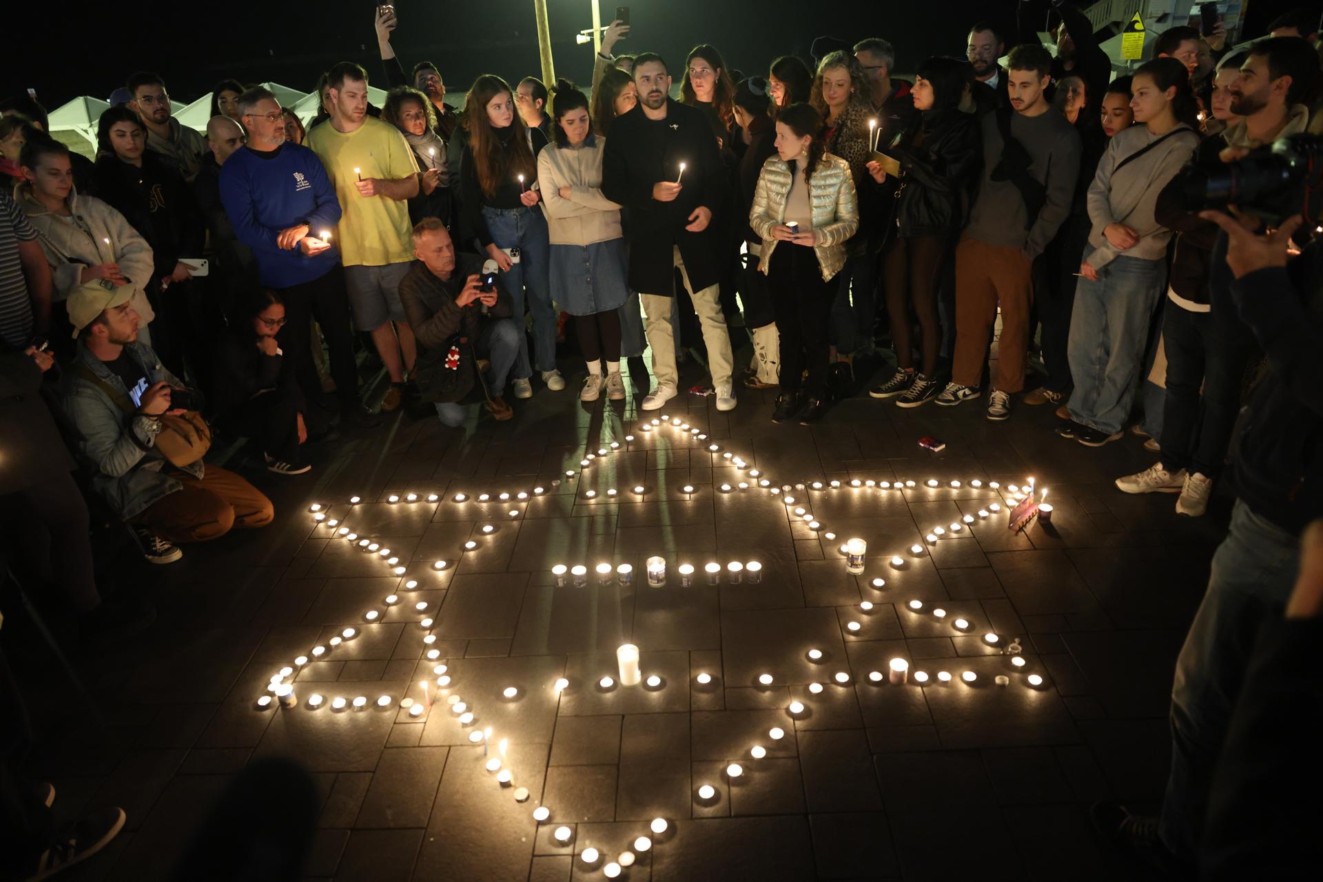 Pessoas homenageando as vítimas do ataque antissemita na Austrália.