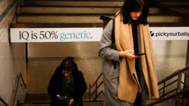 Banner divulga serviço da empresa Nucleus, em New York: flerte com a eugenia.