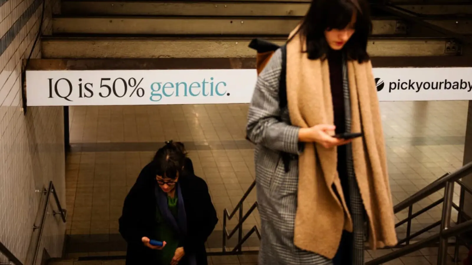 Banner divulga serviço da empresa Nucleus, em New York: flerte com a eugenia.