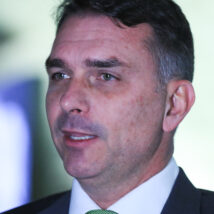 O senador Flávio Bolsonaro durante entrevista. Imagem referente a matéria