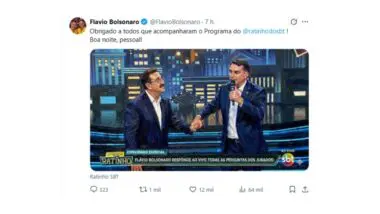 Flávio Bolsonaro agradece apoiadores por assistirem à sua entrevista no Programa do Ratinho, no SBT.