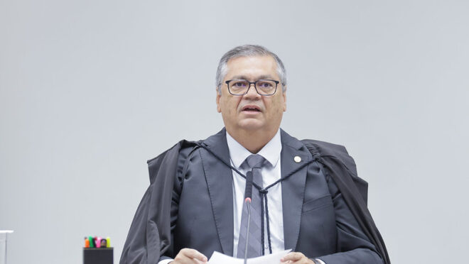 Dino revela em julgamento que não conhece prova