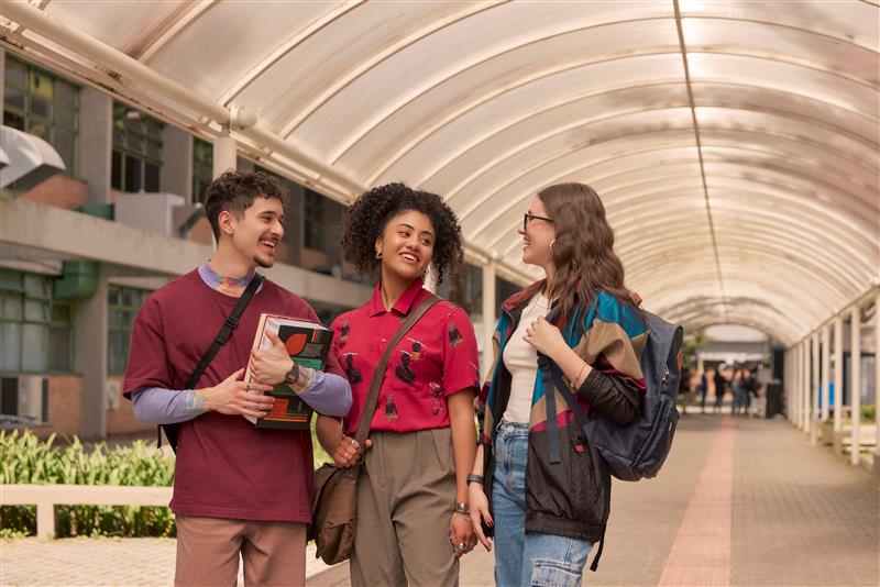 Estudantes da PUCPR em ação: construindo conhecimento, explorando oportunidades e preparando-se para transformar o futuro.