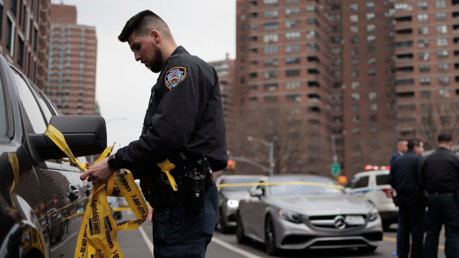 Policial em local de tiroteio em Nova York, em 2023: pobreza não é a causa da violência.