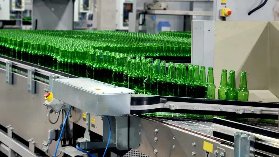 A produção de garrafas premium integra o ciclo “do grão ao copo” e fortalece a competitividade logística da companhia.