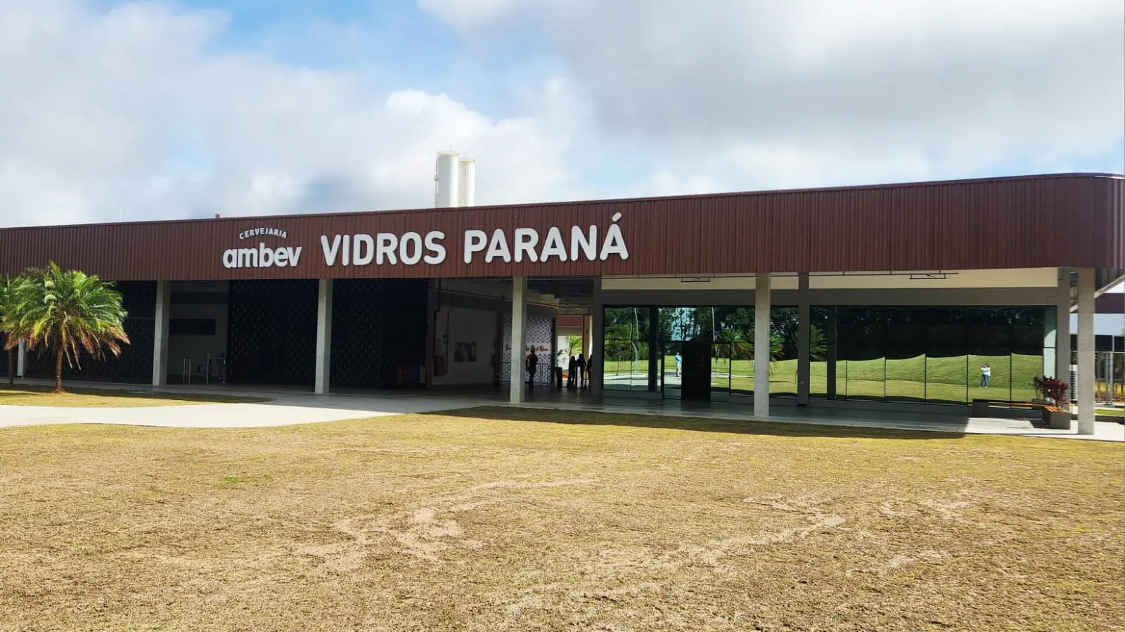 Unidade recebeu investimento superior a R$ 1 bilhão, deve produzir até 600 milhões de garrafas por ano e gerar mais de 400 empregos diretos nos Campos Gerais.