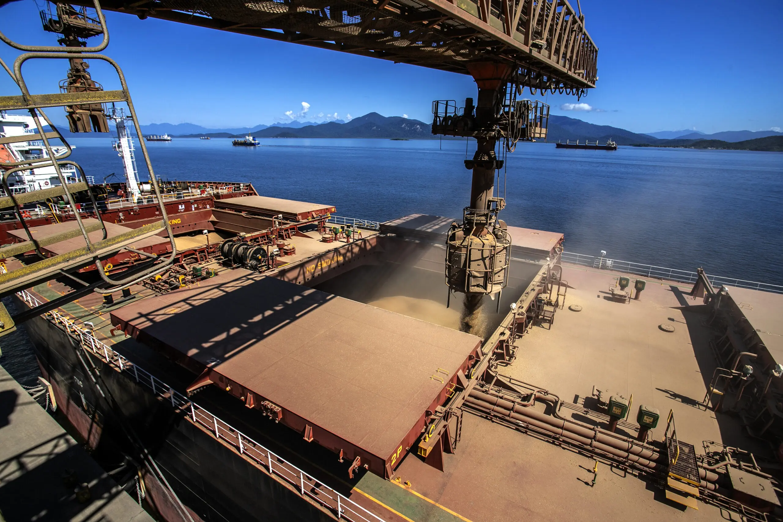 O ritmo de embarques nos portos paranaenses ajuda a revelar a dimensão das mudanças em curso.