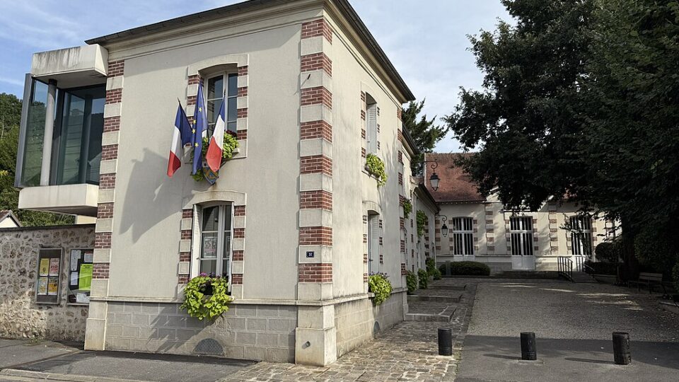 Prefeito renuncia após Justiça da França obrigá-lo a celebrar casamento de imigrante que seria deportado