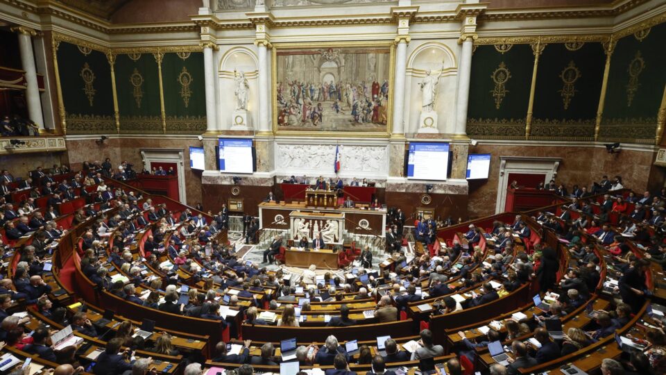 Parlamento da França suspende reforma da Previdência de Macron
