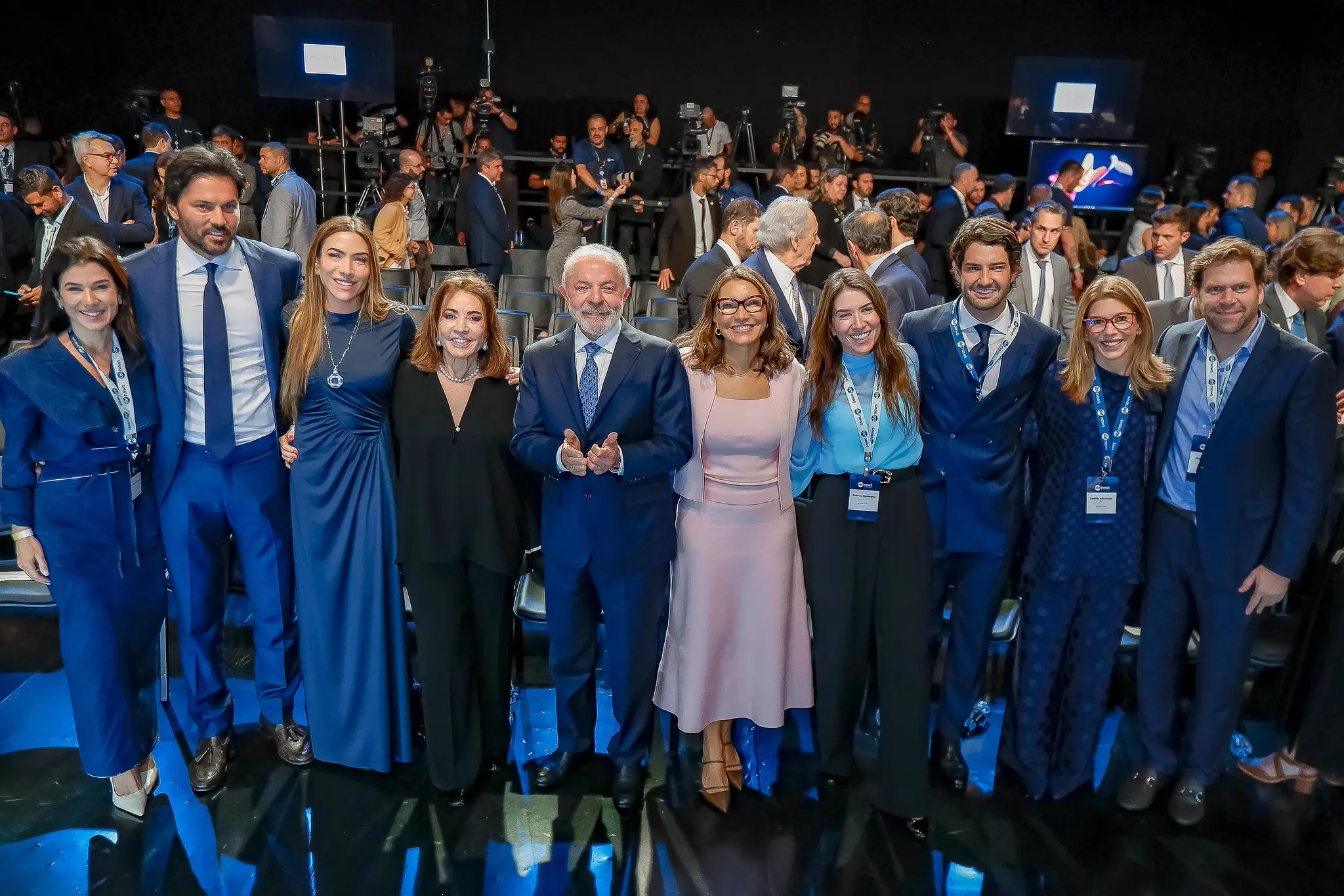 Zezé Di Camargo pede desculpas às filhas de Silvio Santos após críticas ao SBT