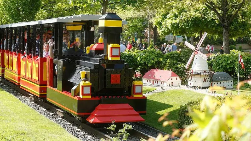 O trem da Lego na Legoland de Billund
