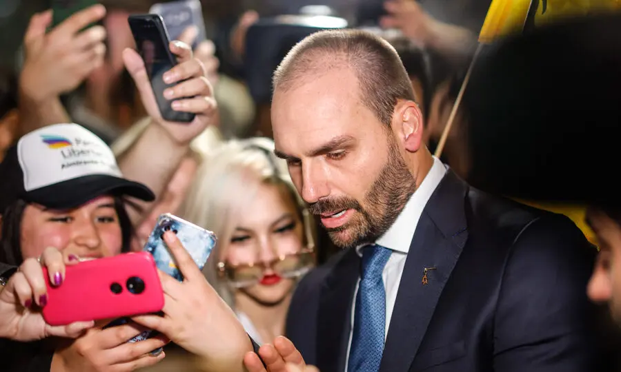 Embargos: dos Estados Unidos, Eduardo Bolsonaro deixou de responder ao inquérito nº 4.995 e Moraes determinou que Defensoria Pública assumisse o caso. Em embargos, DPU diz que Primeira Turma não observou imunidade parlamentar.