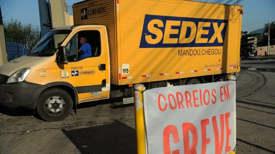Greve dos Correios: categoria aprova paralisação em 7 estados