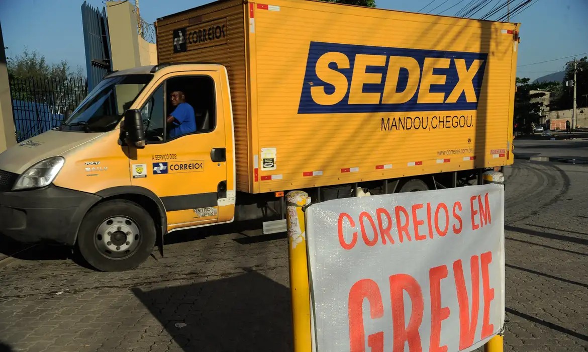 Greve dos Correios ocorre em meio a rombo bilionário e tentativa de empréstimo com garantia do Tesouro Nacional.