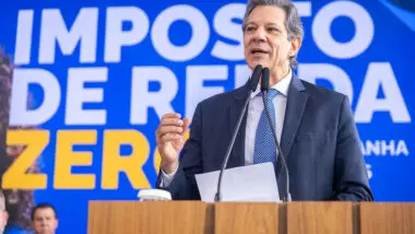 Fernando Haddad, ministro da Fazenda, durante sanção da isenção do imposto de renda para quem ganha até R$ 5 mil. Em meio à concessão de benefícios sociais e econômicos, contas públicas enfrentam situação delicada.