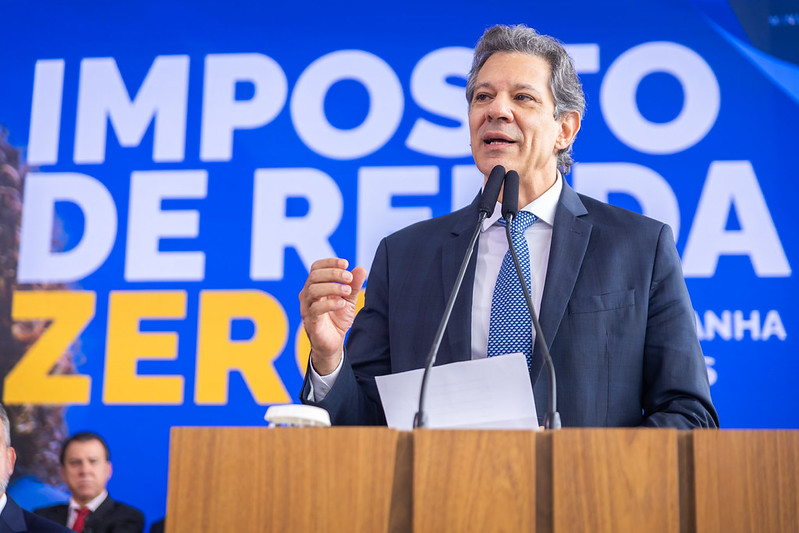 Fernando Haddad, ministro da Fazenda, durante sanção da isenção do imposto de renda para quem ganha até R$ 5 mil. Em meio à concessão de benefícios sociais e econômicos, contas públicas enfrentam situação delicada.