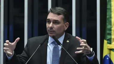 Flávio Bolsonaro já disse que pretende ser "um Bolsonaro centrado"