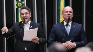 Zucco e Gilberto, anterior e atual líder da oposição na Câmara.