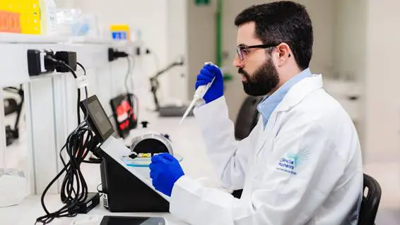 O pesquisador Thyago Calvo, integrante de iniciativas do Instituto D’Or que fortalecem a ciência brasileira e a formação científica.