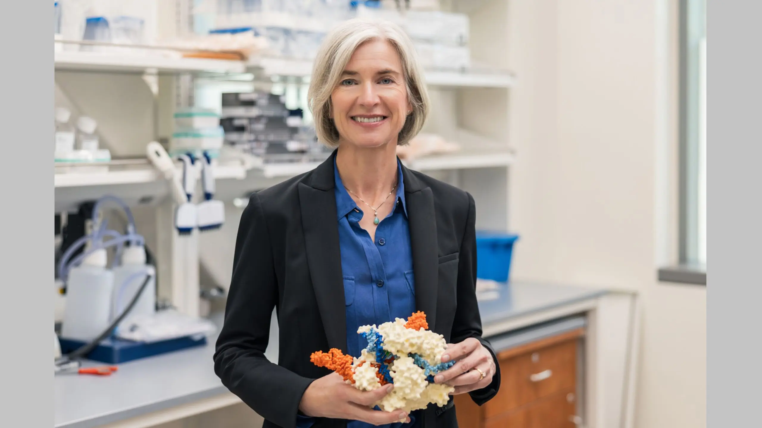 A cientista Jennifer Doudna, referência mundial em biotecnologia e inspiração para iniciativas apoiadas pelo Instituto D’Or que fortalecem a ciência brasileira e a cooperação internacional.