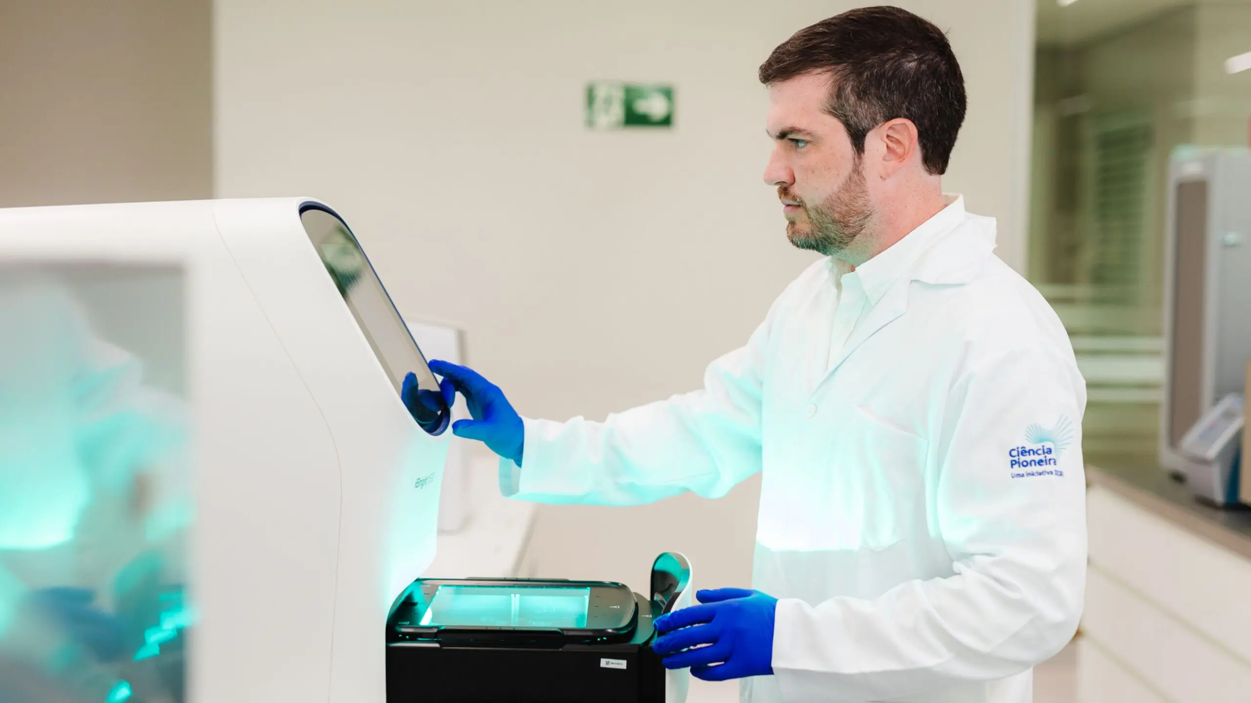 O pesquisador Bruno Solano, integrante da iniciativa Ciência Pioneira, que apoia pesquisas de fronteira voltadas ao desenvolvimento de tratamentos inovadores e acessíveis.