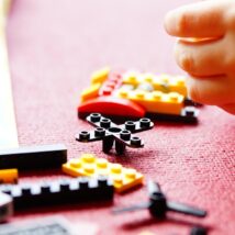 Ole Kirk, fundador da Lego, quase foi à falência, além de ter enfrentado a Grande Depressão e as Guerras Mundiais. Imagem referente a matéria