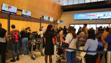 Movimento de passageiros internacionais no Aeroporto de Florianópolis evidencia a expansão de rotas e a força do turismo em Santa Catarina.
