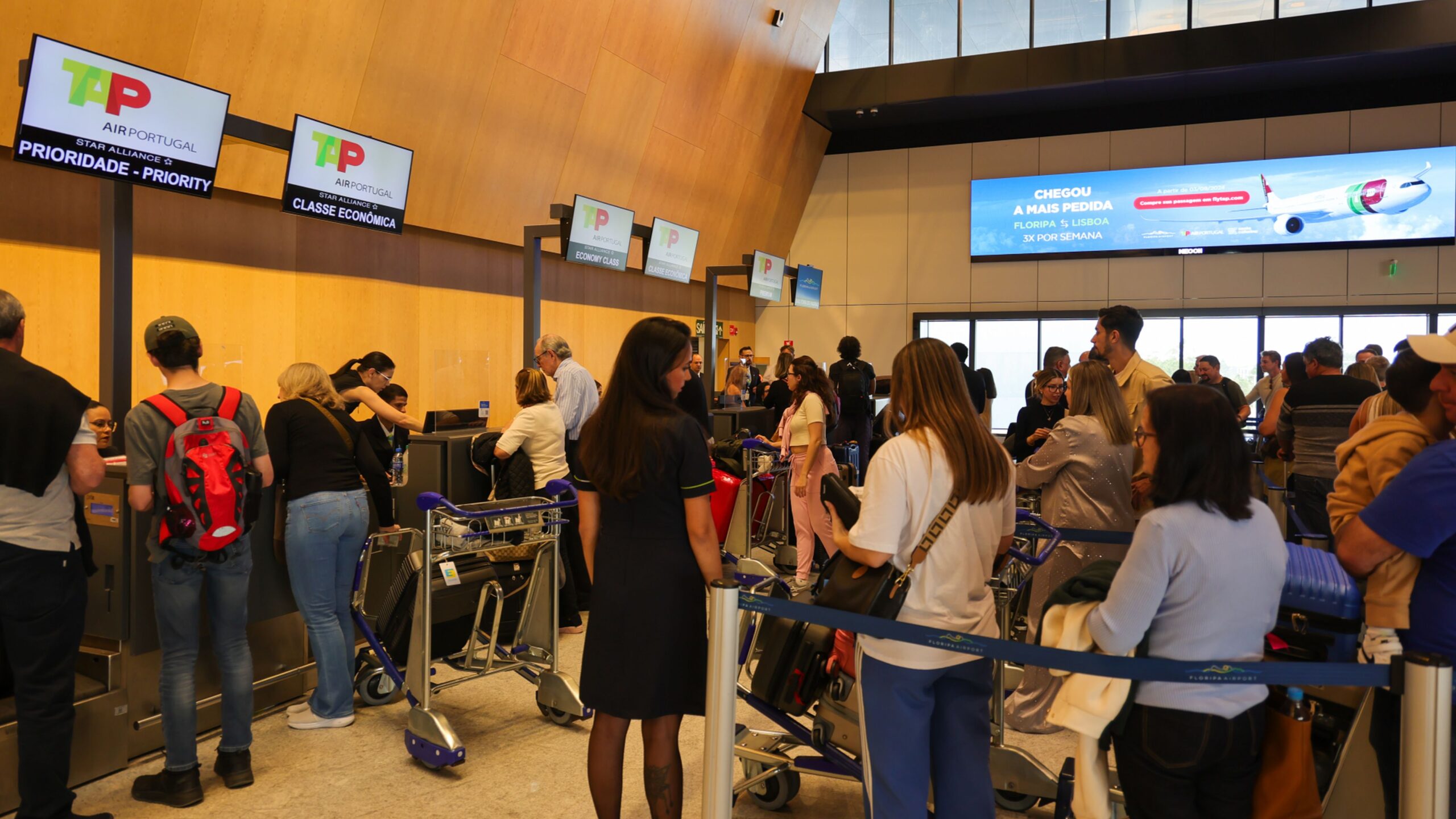 Movimento de passageiros internacionais no Aeroporto de Florianópolis evidencia a expansão de rotas e a força do turismo em Santa Catarina.