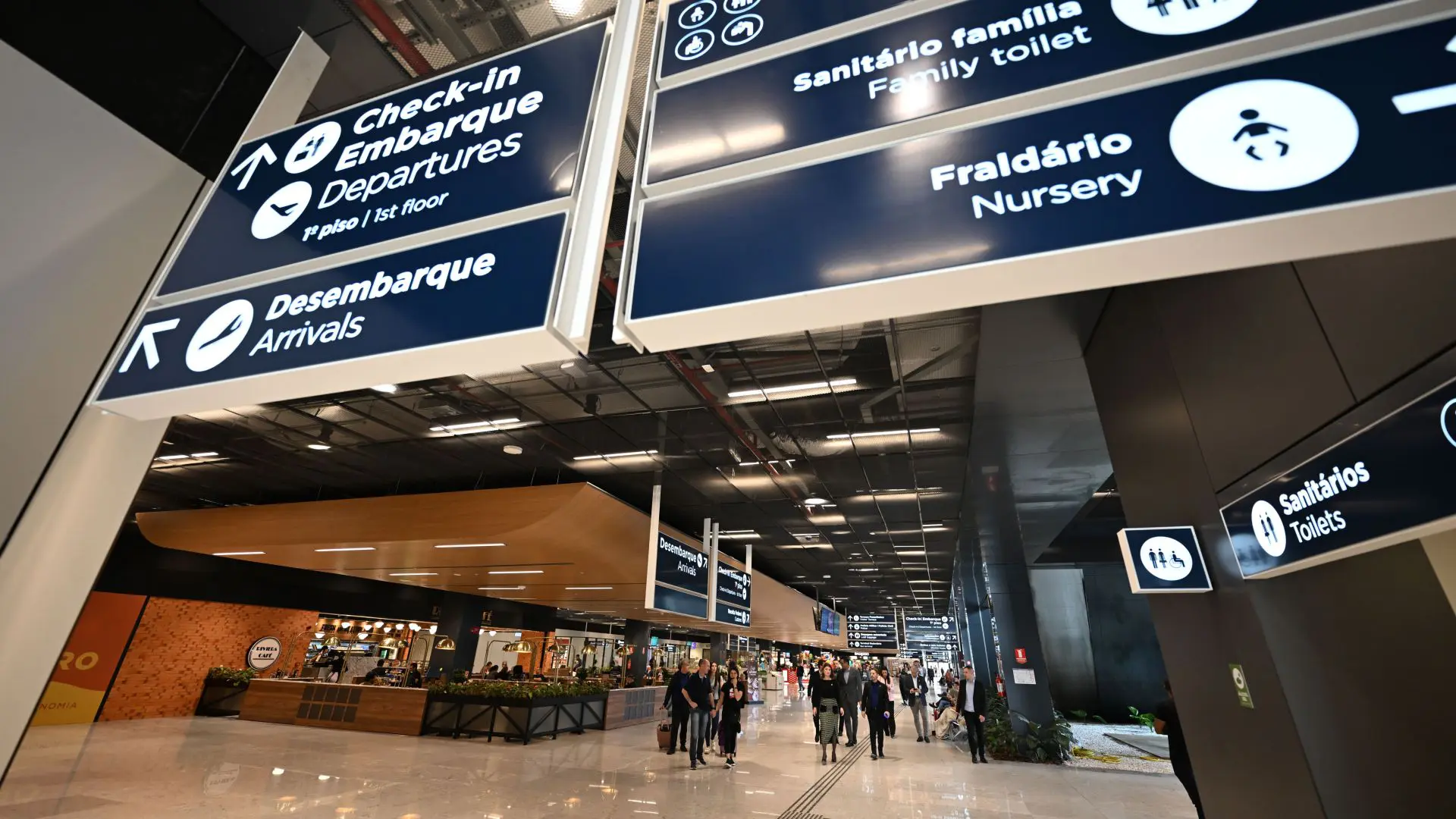 Área interna do Aeroporto de Florianópolis reflete a modernização da infraestrutura e o crescimento do fluxo de passageiros internacionais. 