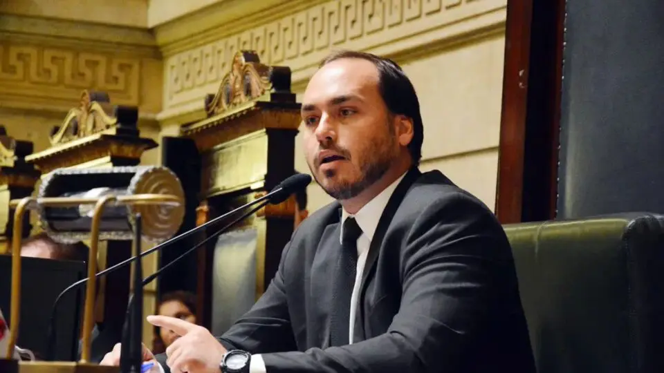 Carlos Bolsonaro (PL) renunciou o mandato como vereador pelo Rio de Janeiro para se mudar para Santa Catarina.