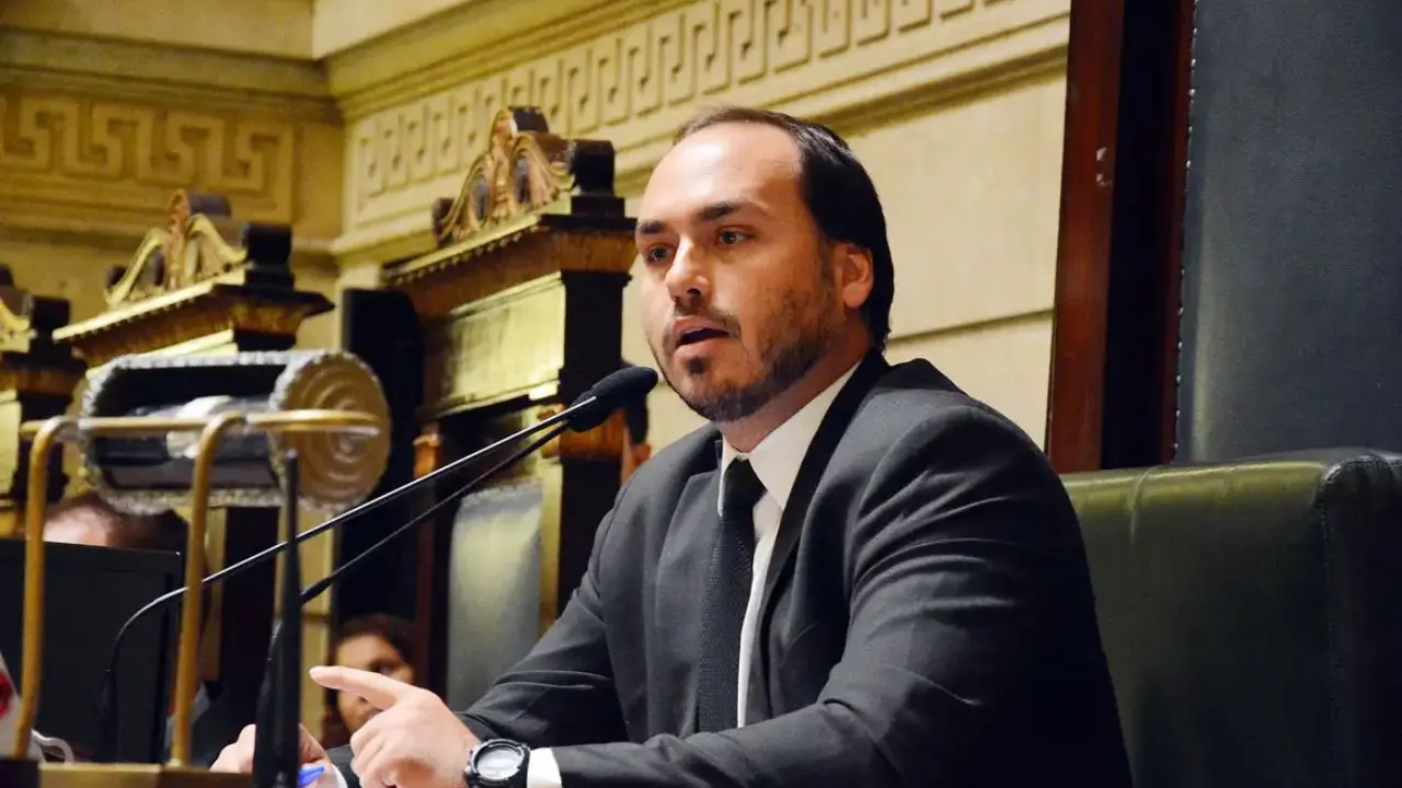 Carlos Bolsonaro (PL) renunciou o mandato como vereador pelo Rio de Janeiro para se mudar para Santa Catarina.