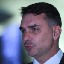 Pré-candidato à presidente pelo PL, Flávio Bolsonaro prepara agenda internacional com auxílio do irmão nos EUA. Imagem referente a matéria