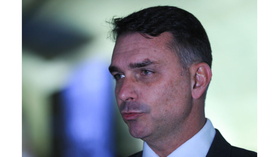 Flávio Bolsonaro: o plano para vencer a alta rejeição e disputar 2026